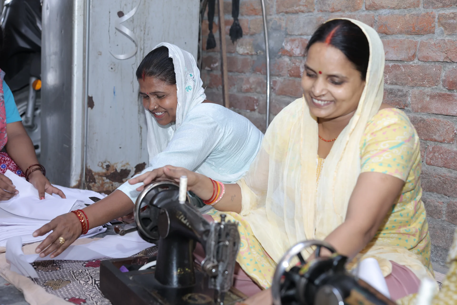 कपRaasa women artisans crocheting together